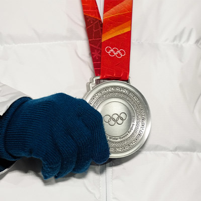 Olimpiadi Milano-Cortina 2026: chi ha inventato la medaglia d&rsquo;argento?