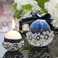 Round blue candle with daisies