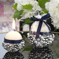 Round white candle with daisies
