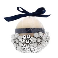 Round white candle with daisies