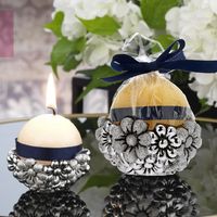Round yellow candle with daisies