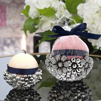 Round pink candle with daisies