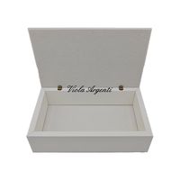 Cofanetto bianco con immagine fiore stilizzato