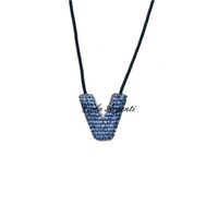 Collana con iniziale V