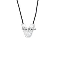 Collana con iniziale V