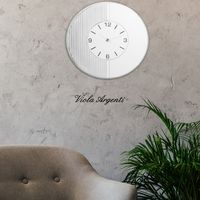 Round wall clock