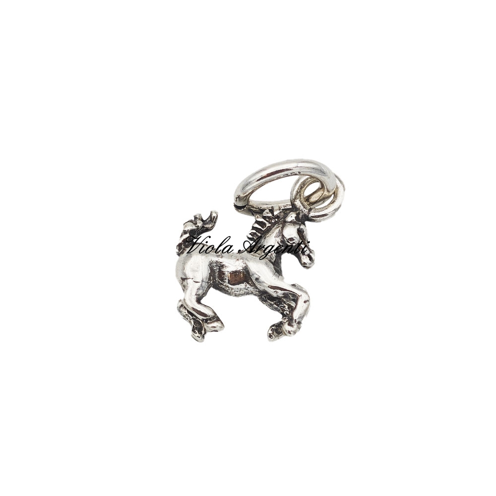 Rampant Horse Pendant di . Argento online