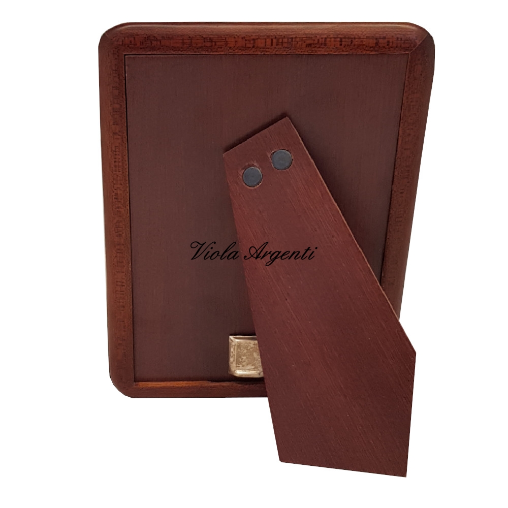 Inner oval engraved frame