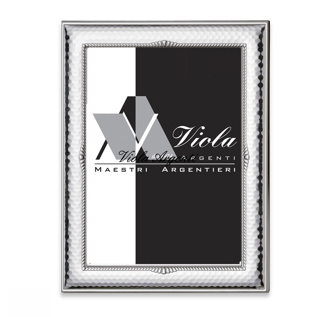 Hammered photo frame with decorative detailing di . Argento online