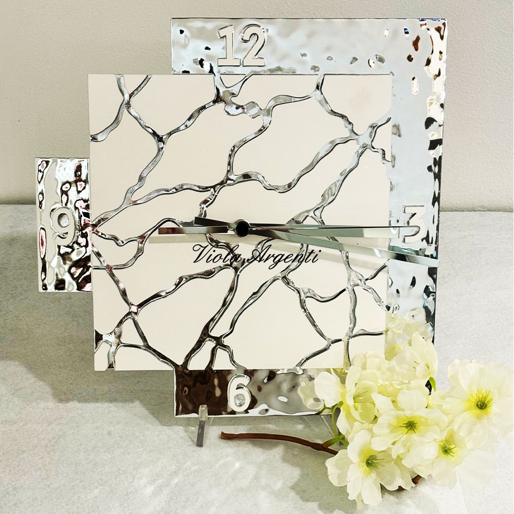 Silver Kintsugi table clock di . Argento online